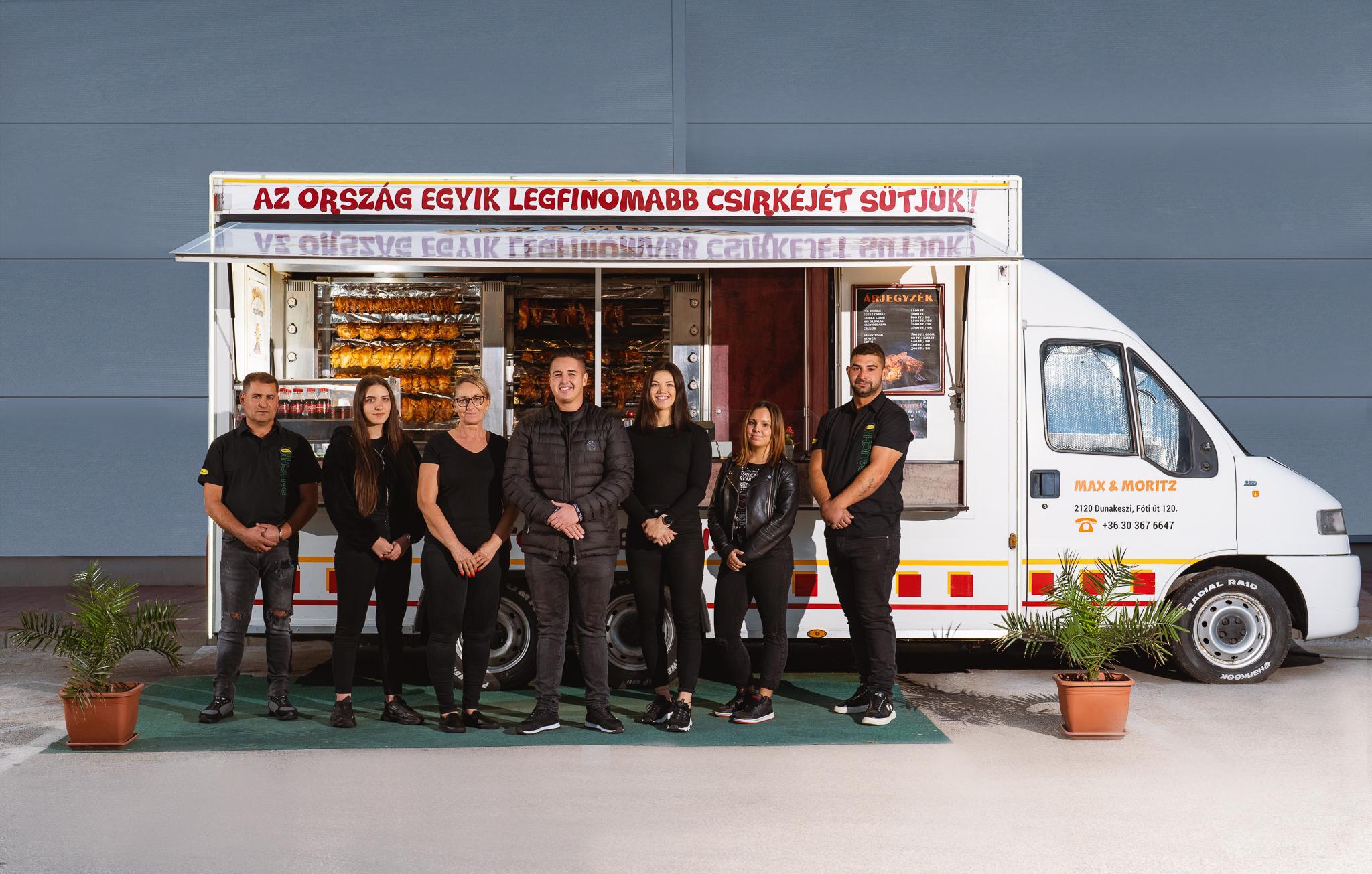 Grillcsirkés food truck nyitott meg a Savoya parkolójában